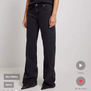 Säljer mina nyköpta svarta jeans från NA-KD prislapp kvar och aldrig andvända då dem var för långa och inte riktigt min stil. Lågmidjade och för långa för mig jag är 164💕 Nypris 599 säljer för 350