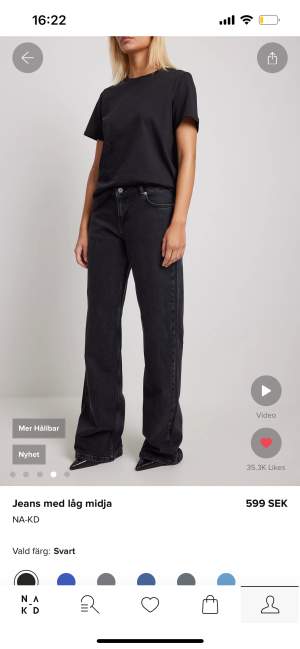 Säljer mina nyköpta svarta jeans från NA-KD prislapp kvar och aldrig andvända då dem var för långa och inte riktigt min stil. Lågmidjade och för långa för mig jag är 164💕 Nypris 599 säljer för 350