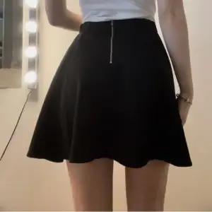 Säljer denna snygga kjolen med zip på baksidan för att den inte kommer till användning 