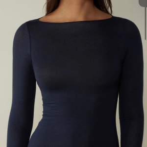 Mörkblå intissimi tröja, original pris 449kr säljer för 150kr. Skriv för fler frågor eller egna bilder🙏😽