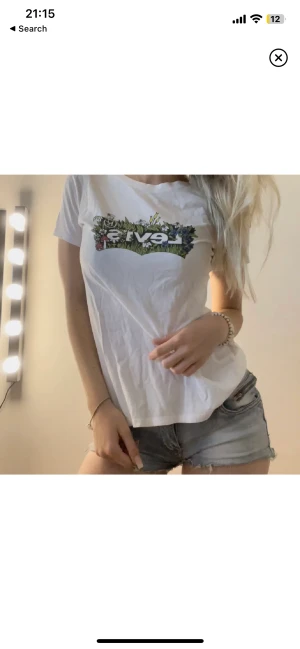 T Shirt  - Säljer denna helt oanvända Levis t shirten då den inte kommer till användning 💕