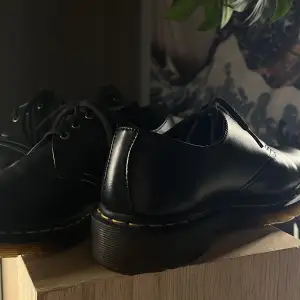 Låga svarta dr martens i super fint skick! 