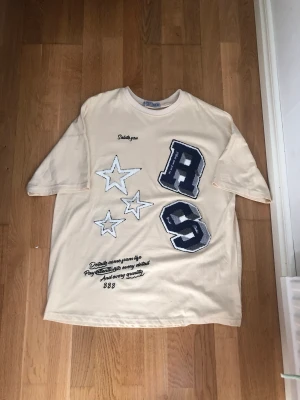 Graphic t-shirt Aelfric Eden - Säljer denna helt nya, oanvända t-shortsen från Aelfric Eden. Passformen är lite baggy. Hör av dig vid minsta fundering eller fråga!