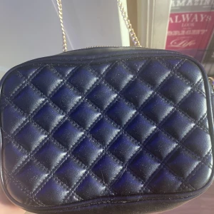 Fin H&M väska 💼  - Super fin men har inte kommit till användning på sista tiden. Lite tecken på användning men ingenting är trasigt utan allt sitter som de ska 💕