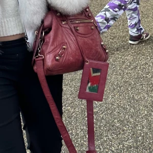 Balenciaga citybag - Intressekoll på min röda 2way citybag, bra skick och unik färg 😃 Säljer inte för lågt men kom med prisförslag🔥🔥skriv för bilder eller frågor  