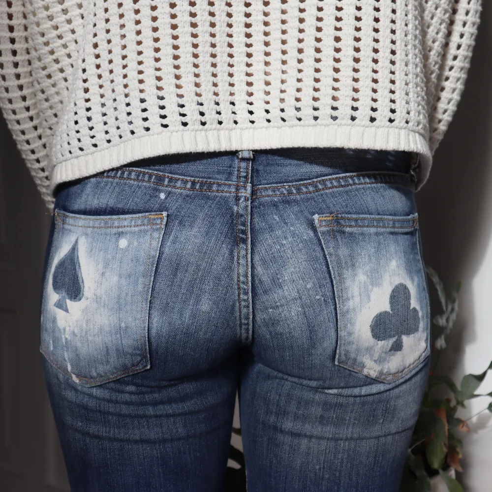 ”Gap 1969” jeans med bootcut fit.(Modellen är 172cm) Egengjorda detaljer på som är sprayad med vit textil graffiti spray (klöver & spader på fickorna). Bra skick! Sitter som en smäck dock måste jag tyvärr sälja dom eftersom jag inte kan ha dom längre ♠️ ♣️ . Jeans & Byxor.