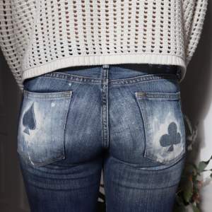 ”Gap 1969” jeans med bootcut fit.(Modellen är 172cm) Egengjorda detaljer på som är sprayad med vit textil graffiti spray (klöver & spader på fickorna). Bra skick! Sitter som en smäck dock måste jag tyvärr sälja dom eftersom jag inte kan ha dom längre ♠️ ♣️ 