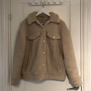 Beige jacka med ludd  - En beige höst/vinter jacka i storlek xs men passar ändå s, har tyvärr ingen aning om vart den är ifrån, men knappast använd så inga defekter. Om fler bilder skicka meddelande.