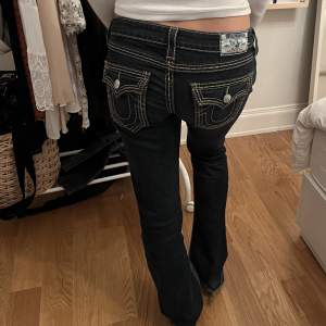 Jätte snygga jeans som är väl använda men bra skick, dom är däremot slitna nedtill. Hon på bilden är 1,70 cm och dom passar henne bra med skor. De är stretchiga så storlek är ca xs-m, går bra att köpa direkt för 600kr 