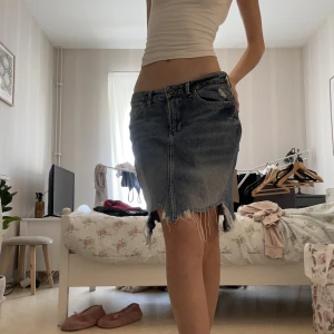 Jeanskjol väldigt speciell 💋 - Köpt second hand o h vad jag kan se har den inte några defekter eller liknande 💗Den har även en utskärning framtill så den är lite längre baktill 