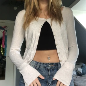 Kofta - Jättesöt och gosig kofta :) passar till mycket och aldrig använd!