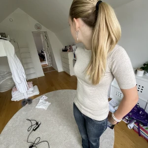 Stickad t-shirt - Beige stickad t-short ifrån secondhand❤️ säljer eftersom den blivit för liten för mig🥰 Äkta Kashmir