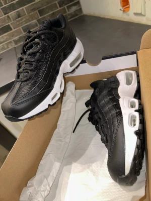 Nike airmax essential  - Skorna har min lilla syste that på sig endast 1 gång 