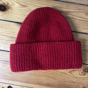 Mössa - Röd mössa från Kiomi. Knappt använd 