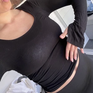 Långärmad topp - Svart långärmad topp, med slit. Påminner om A-dsgn men är från Gina! Strl: M ✨ 100kr plus frakt