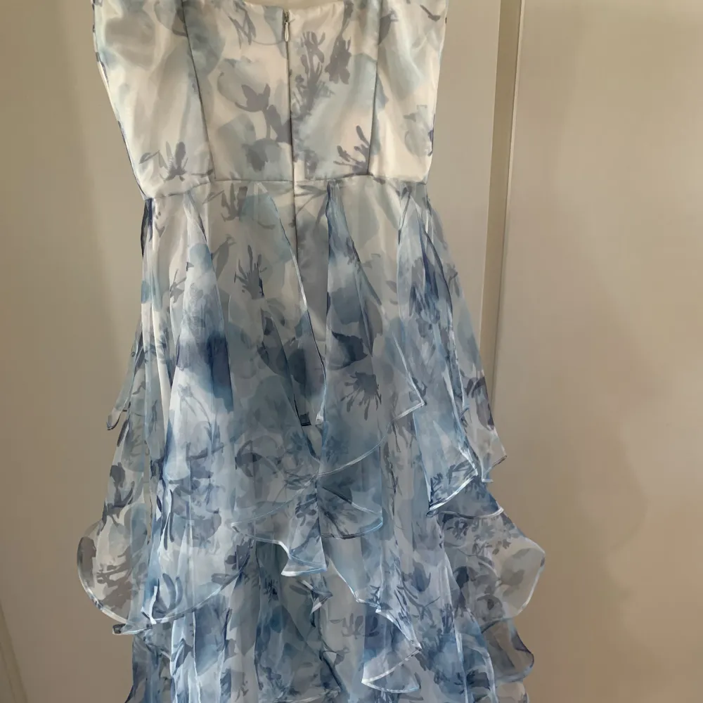 Otroligt fin balklänning från Vera Mont!  Använd en gång så är så gott som ny! Köpt för över 2000 så säljer den för mer än halva priset då den säkert kan komma till bättre användning hos någon annan.. Klänningar.