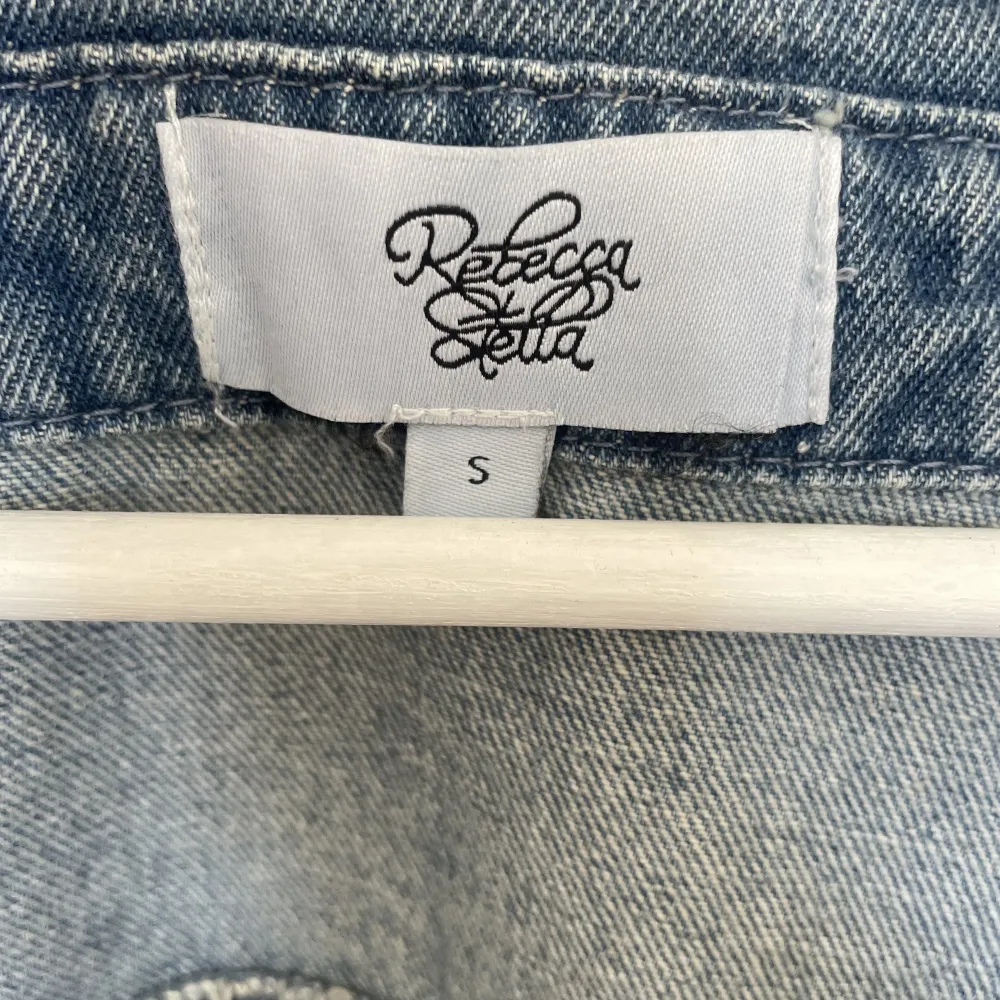 Off shoulder jeans klänning från Rebecca Stella💙 Andvänd fåtal gånger. Klänningar.