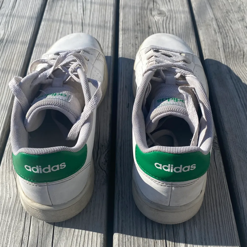 Ett par gröna adidas skor i stolek 37,1/3. Skor.