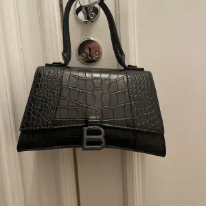 HELT NY. OANVÄND. HEL. INGA DEFEKTER. Säljs i TOPP skick.   Designer Luxury Soft Top-Handle Tote Women Alligator Pu Leather Hourglass Handbag Girl Metal Shoulder Messenger  (Text kopierad från hemsida)