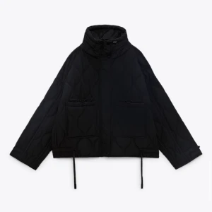 Zara vår jacka  - Säljer min super fina zara vår jacka då den int ekonomer till användning. Sitter jätte skönt och passar perfekt nu när våren börjat. Ny skicka! Nypris: 699kr men säljer för 399kr❗️❗️❗️