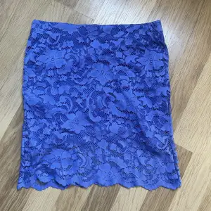 En spets kjol från ginatricot i storlek S