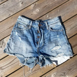 Blåa H&M shorts  - Säljer också dessa blåa shorts från H&M som är för små. Jätte fina och bra för sommaren.