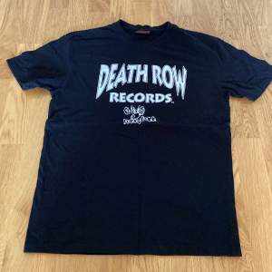 En knappt använd deathrow t shirt 