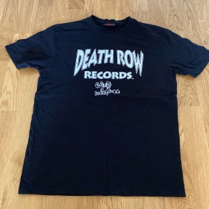 Deathrow records t shirt  - En knappt använd deathrow t shirt 