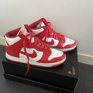 Nike Dunk High University Red - Säljer skor i stl 42,5 Använda men väl omhändertagna  Bra skick Ej original box