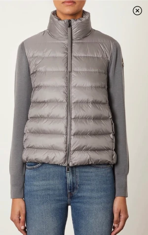 Moncler cardigan  - Moncler cardigan, Strl S i bra skick förutom att den har några vattenfläckar (därav priset)  (Skulle rekommendera en kemtvätt) Kvittot  på jackan finns tyvärr inte längre kvar. Köptes på monclers hemsida för ca 8 000kr. Qr kod finns❤️ Öppen för byten.