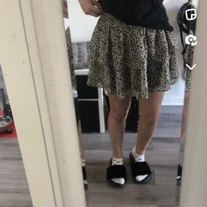 Kjol - Säljer min as snygga och bekväma kjol från Kappahl!! Denna är helt slutsåld och går knappast att få tag i 😊den har även resor i midjan vilket gör att den passar nästan alla 😊kontakta mig för fler bilder ❤️‍🔥