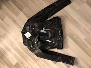 Skinnjacka  - Skinnjacka från Nelly, st 34, aldrig andvänd. Säljes då jag beställde fel storlek. 