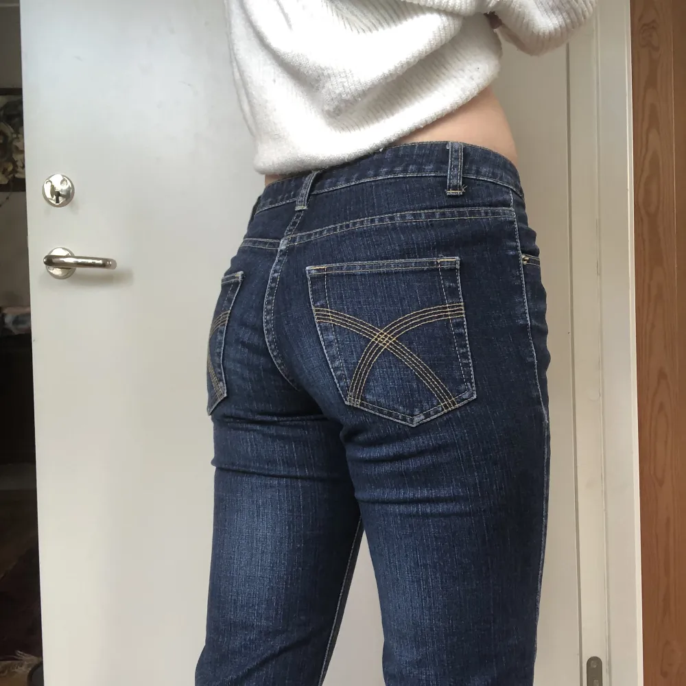 Mörkblå jeans. Jag är en 174. Mått: Insida lår, 76 cm Midja, 40 cm. Jeans & Byxor.