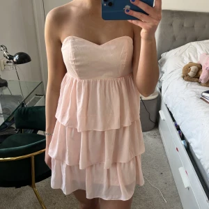 Klänning!! - Superfin klänning som man både kan ha med och utan band!!