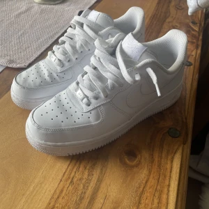 Nike Air Force 1 - Tja!  Säljer mina Af1s som jag köpte förra sommaren på Nikes hemsida. Använt dom typ 3-4 gånger och säljer dom eftersom att jag inte använder dom då dom va lite stora för mig. Skick: 8/10! Pris kan diskuteras!!