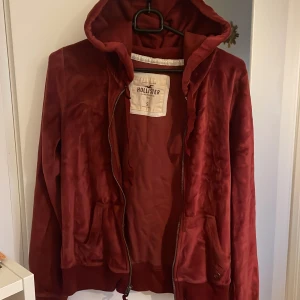 Sweatshirt  - Materialet är mjukt och i bra skick