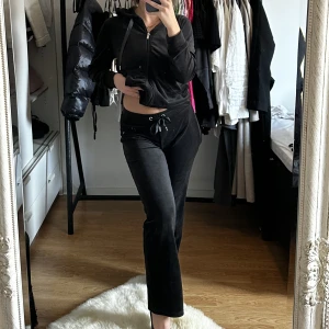 Mjukis sett  - Super fint mjukis sett från Gina tricot. Använt fåtal gånger. Säljer både tröjan och byxan för 250kr. 