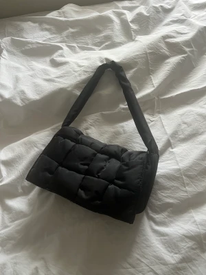Svart väska  - Super fin trendig väska!  I ett fluffigt material.  Så fkn men använder aldrig tyvärr. Använd 2 gånger & ord pris 500kr