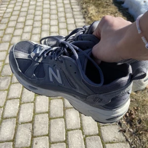 NewBalance skor - Säljer mina supersköna och fina NewBalance skor. De är väldigt sköna att gå längre sträckor med😍 väldigt bra skick och knappt använda då dom är för små för mig. Köptes för ett halvår sedan. Nypris 1200kr