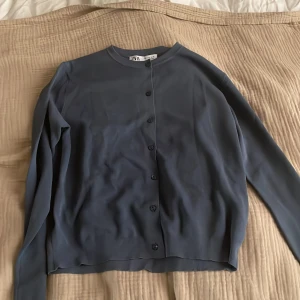 Zara kofta - Hej säljer min helt oanvända zara kofta i en fin blå färg! Det är  storlek s❤️