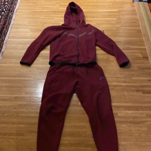 Nike tech - Säljer mitt vin röda Nike tech Stell inte min stil längre. Storlek på över del är S storlek på benen är M. Rätt bra skick men använd få gånger. Kan diskutera om pris 