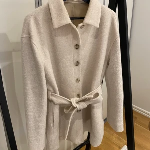 Filippa K kappa  - Kappa från Filippa K i storlek 36. Använd ett fåtal gånger. Färgen är ljus ljus rosa/ smuts rosa 