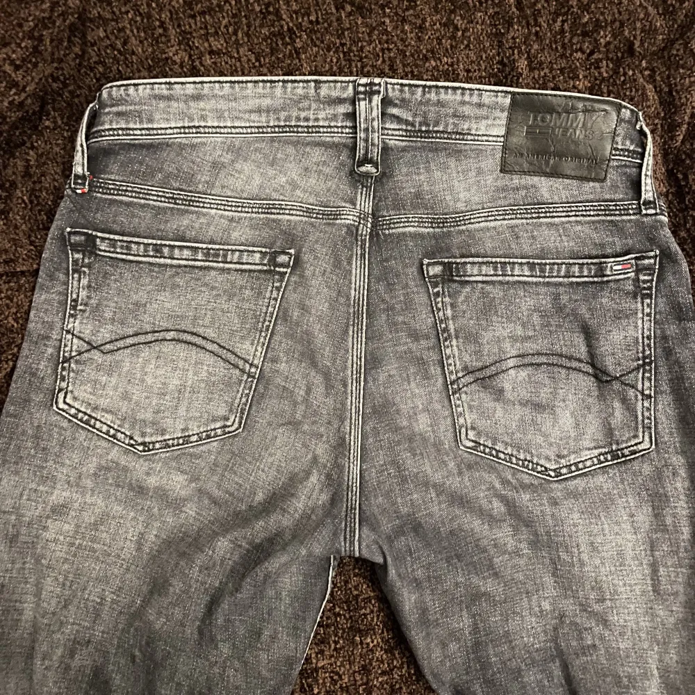 Suger snygga gråa jeans som är lite “distressed” (fråga för närbild). Köpte second hand för något år sedan. Älskar men är lite för stora för mig. . Jeans & Byxor.