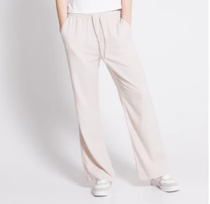 Linnebyxor  - Säljer dessa linnebyxor pga att de var för långa för mig. Använda en gång. Storlek M. Säljer för 150 kr+frakt