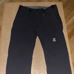 Haglöfsbyxor till försäljning   - Hej. Säljer mina Haglöfs byxor eftersom jag tröttnat på de och knappt använder dem längre  använt dem cirka tre gånger. Dem små små fläckarna går enkelt bort i tvätten, pris kan också diskuteras ifall ni är intresserade.