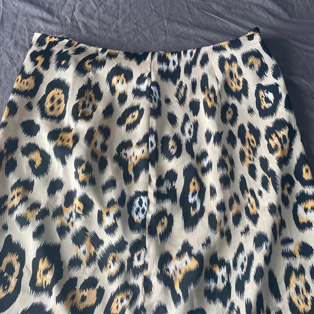 Kort kjol med leopardmönster . Kjolar.