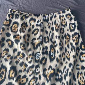 Kort kjol med leopardmönster 