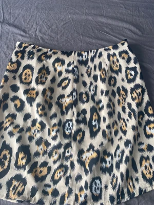 Kjol - Kort kjol med leopardmönster 