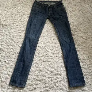Lågmidjade jeans med fina bakfickor! Straight leg storlek ”36” i europeisk storlek!