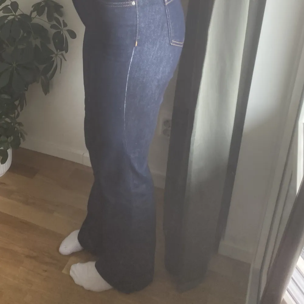 Nya Zara jeans med svag bootcut, använd bara på bilden! bra skick! Passar 34-36, Nypris 499kr. Jeans & Byxor.